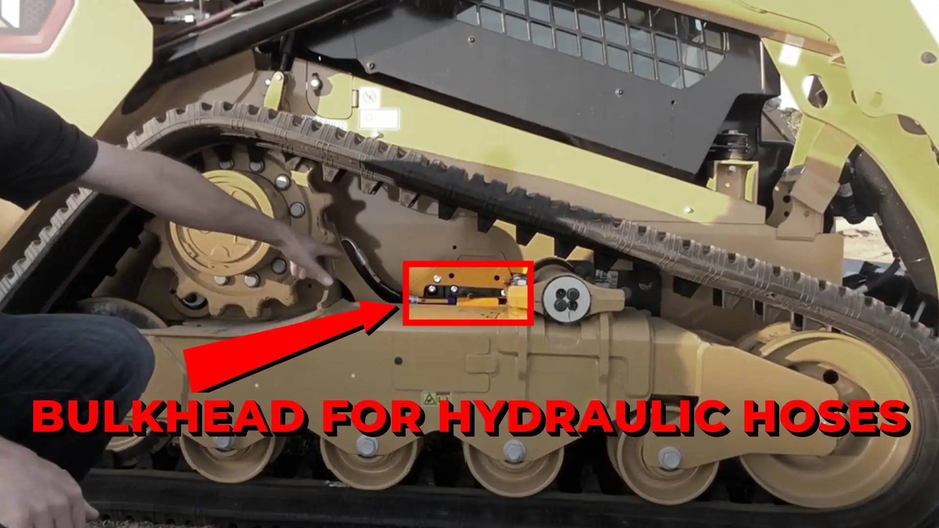 An arrow shows the optional rubber bulkhead for the hydraulic hoses of the Cat 259D3.